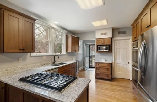 Memphis House | Stunning 3 bed, 3 bath house [sleeps 8] in Midtown, 2min drive to Rhodes College