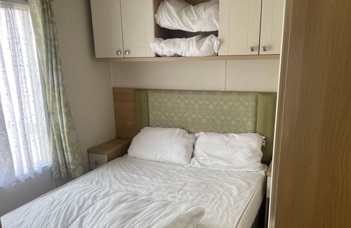 Clacton-on-Sea House | Stunning 3-Bed Caravan in Clacton-on-Sea