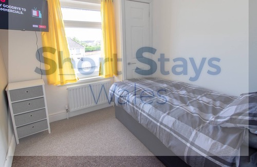 Gelligaer House | Stunning 3 bedroom House in Penpedairheol!