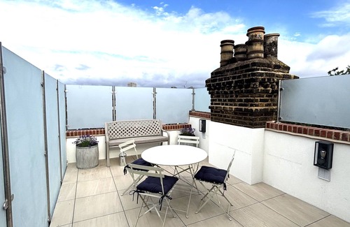 Shaftesbury Apartment | Stunning 3 bedroom, 3 Bathroom home with roof terrace. Central London. Sleeps 6.
