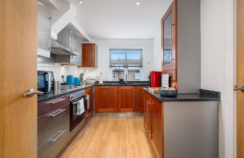 Greenwich West Apartment | Stunning 3 Bedroom Flat, with Parking, Sleeps Six, Near Greenwich Park