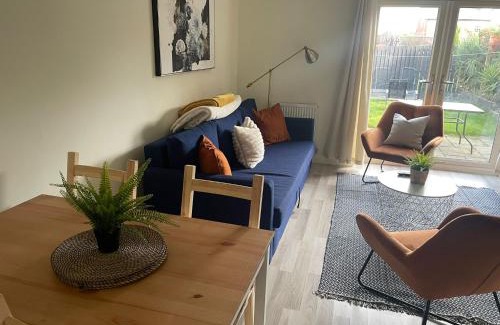 Castleford House | Stunning 3 bedroom home with free parking, free wifi and Netflix, Company workers welcome short term and long term