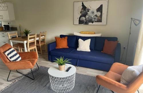 Castleford House | Stunning 3 bedroom home with free parking, free wifi and Netflix, Company workers welcome short term and long term