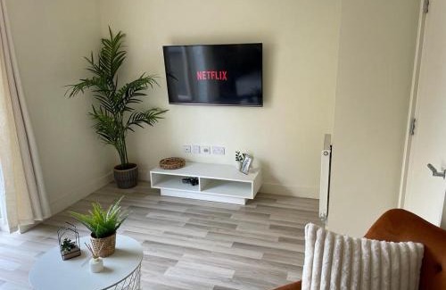 Castleford House | Stunning 3 bedroom home with free parking, free wifi and Netflix, Company workers welcome short term and long term