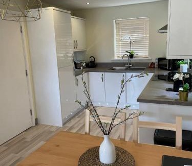 Castleford House | Stunning 3 bedroom home with free parking, free wifi and Netflix, Company workers welcome short term and long term
