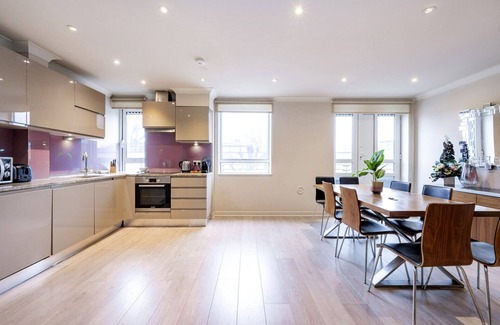 Maida Vale Apartment | Stunning 3-bedroom in the heart of London with parking