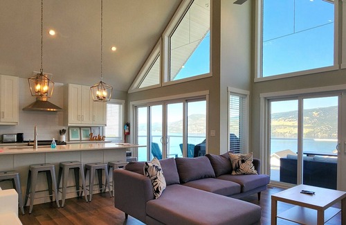 Central Okanagan House | Stunning 3 Bedroom Lakeview Cottage on Lake Okanagan