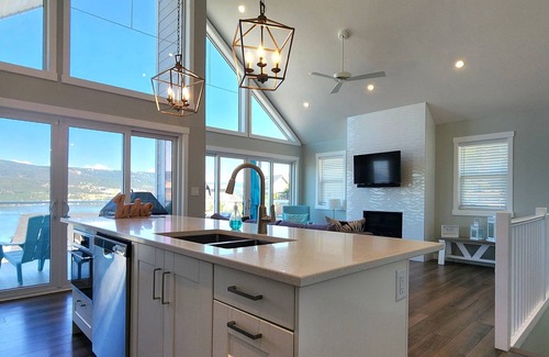 Central Okanagan House | Stunning 3 Bedroom Lakeview Cottage on Lake Okanagan