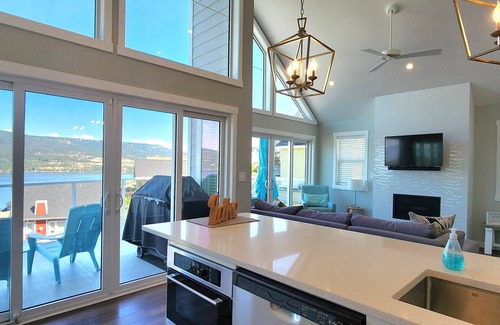 Central Okanagan House | Stunning 3 Bedroom Lakeview Cottage on Lake Okanagan