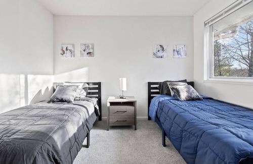 Germantown House | Stunning 3-bedroom townhouse with a beautiful backyard Luxury stay