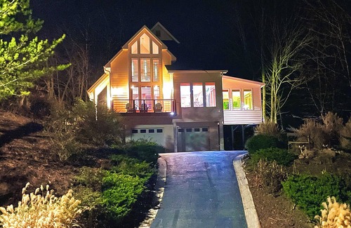 Helen Ski Chalet | Stunning 3 Level Chalet, 3 Miles to Helen, Mountain Views, Fire Pit, Pool, Golf.