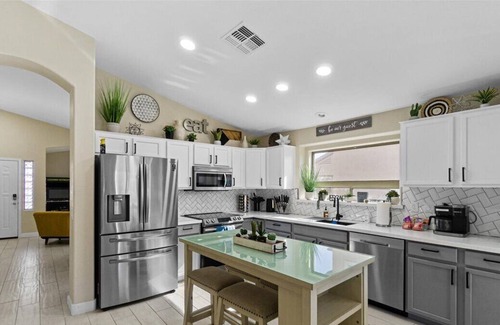 Estrella Vista House | Stunning 3B/2Ba home with FUN backyard