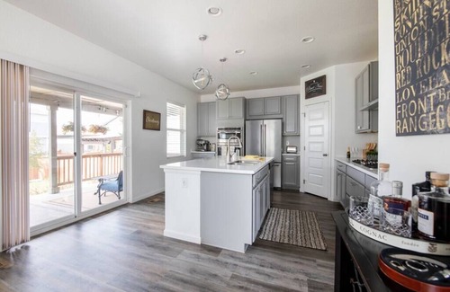 Erie House | Stunning 3BD House w/Wi-Fi & Parking