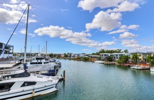 Bayview Apartment | Stunning 3BR Bayview Waterfront Haven