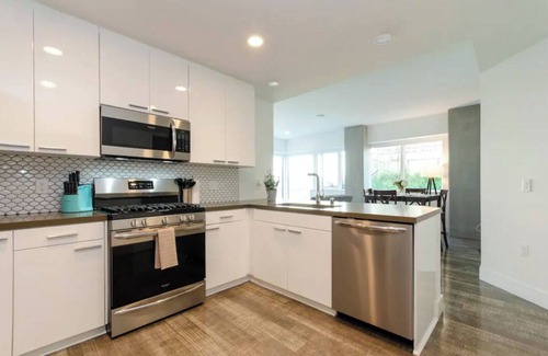 Historic Core Apartment | Stunning 3BR High-Rise Apt with Rooftop Pool, Spa & Rooftop City Skyline Views