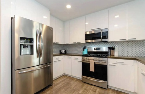 Historic Core Apartment | Stunning 3BR High-Rise Apt with Rooftop Pool, Spa & Rooftop City Skyline Views