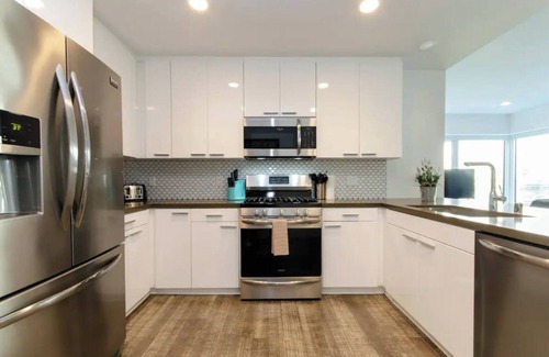 Historic Core Apartment | Stunning 3BR High-Rise Apt with Rooftop Pool, Spa & Rooftop City Skyline Views