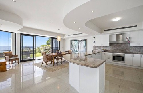 Noraville House | Stunning 4-Bed -Aloha Beach Front Beauty Noraville