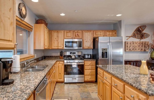 Bear Hollow Village House | Stunning 4 Bedroom Canyons Home*Hot Tub*Sleeps 10