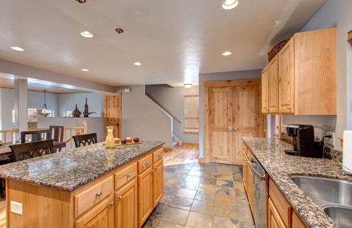 Bear Hollow Village House | Stunning 4 Bedroom Canyons Home*Hot Tub*Sleeps 10