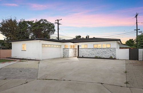 Riverview West House | Stunning 4-bedroom house in charming Santa Ana with fully fenced yard