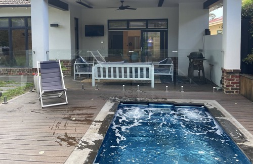 Kew East House | Stunning 4 bedroom home with spa