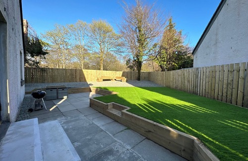 Tarbert Villa | Stunning 4 Bedroom House - sleeps 8. WiFi, SkyQ, Enclosed Garden, Child Friendly