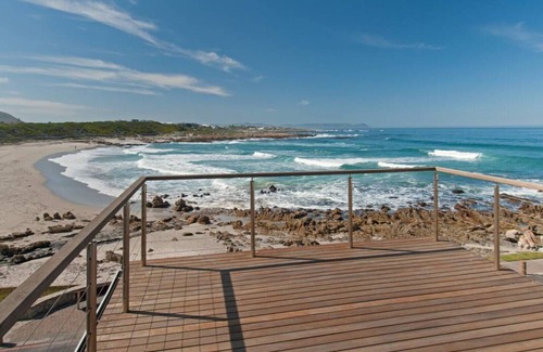 Onrus House | Stunning 4 bedrooms ensuite on the beach