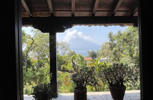 Santa Cruz La Laguna House | Stunning 4 Bedroom Large House, Steps from Lake Front with Starlink WiFi