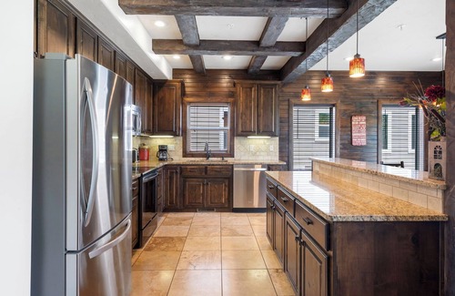 Lampe House | Stunning 4Bed Villa Lakefront Resort with Dock, Pools, Mini Golf, Kayaks & More!