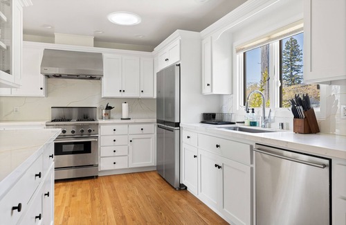 Oakmore House | Stunning 4BR home in Oakmore Highlands with views, upgrades & great location!