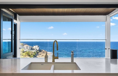Maroubra Apartment | Stunning 4BR Waterfront House w/pool in Sth Coogee