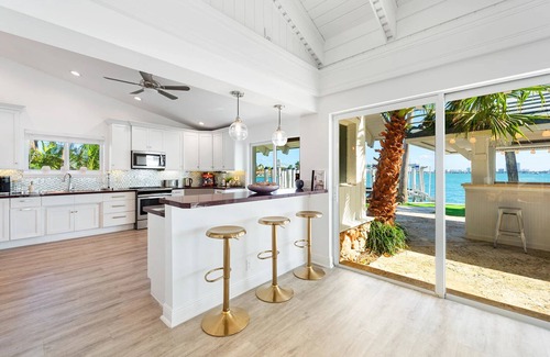 North Bay Village Villa | Stunning 5 BDR Waterfront Villa W/Pool, Jacuzzi & BBQ