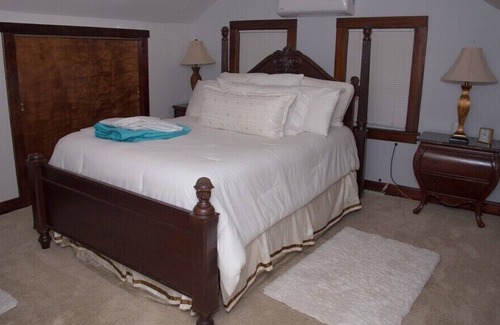 Elizabeth House | Stunning 5 BdRm/3 Bth Home near EWR Airport , Mins. from Times Square & Shopping
