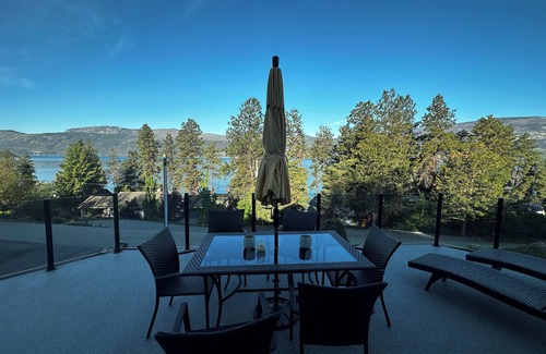Central Okanagan House | Stunning 5 Bedroom Lake House in Coral Beach