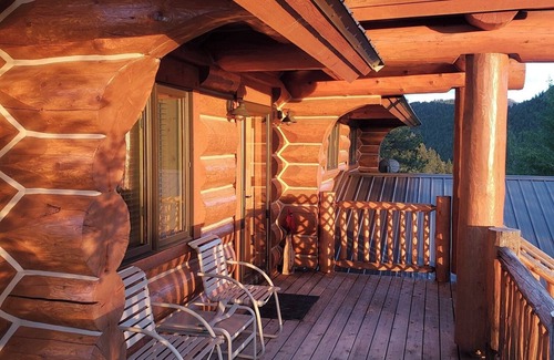 Cripple Creek Apartment | Stunning 5-bedroom Real Log Cabin in Teller County