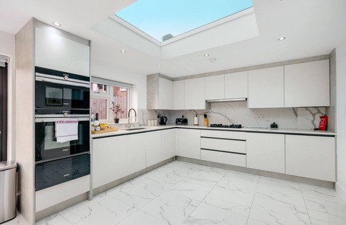 Windsor House | Stunning 5 Bedroom, 3 Bathroom Home in Windsor
