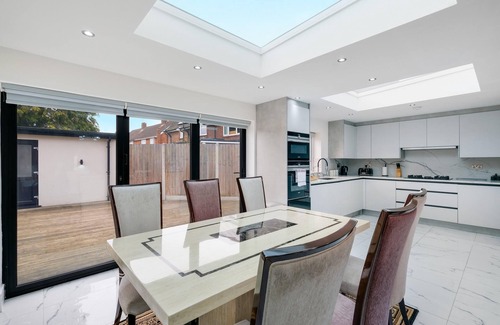Windsor House | Stunning 5 Bedroom, 3 Bathroom Home in Windsor