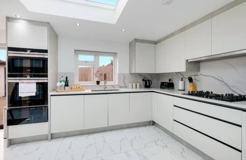 Windsor House | Stunning 5 Bedroom, 3 Bathroom Home in Windsor