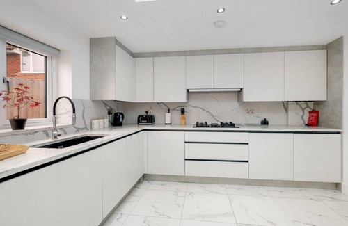 Windsor House | Stunning 5 Bedroom, 3 Bathroom Home in Windsor