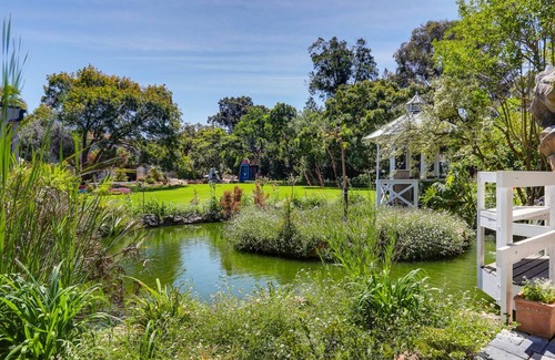 Constantia House | Stunning 5 bedroom en-suite home with tennis court