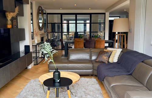 Dartford House | Stunning 5 bedroom house in prime location. 30 min train into central London!