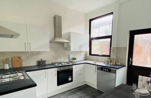 Queen's Gate House | Stunning 5-Bedroom House with 5 En-Suite Bathrooms in Liverpool's L4