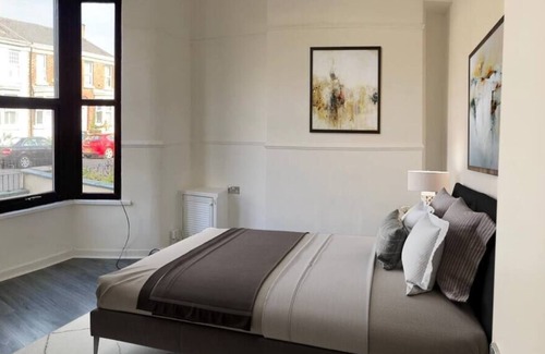 Queen's Gate House | Stunning 5-Bedroom House with 5 En-Suite Bathrooms in Liverpool's L4