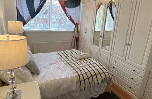 Lewisham House | STUNNING 5-STAR MORDEN 3 BEDROOM HOUSE FREE PARKING -7 MILES FROM CENTRAL LONDON