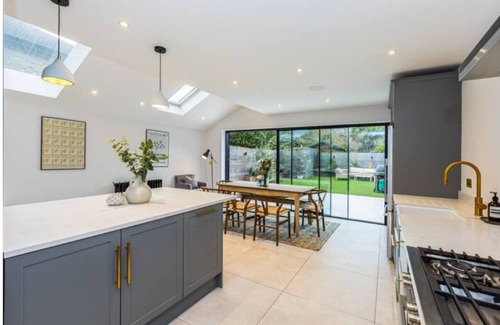 St. Margarets and North Twickenham House | Stunning 5BR Home, SW London, 5 min Twickenham St.
