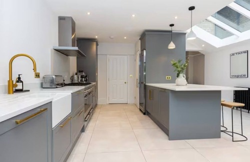 St. Margarets and North Twickenham House | Stunning 5BR Home, SW London, 5 min Twickenham St.