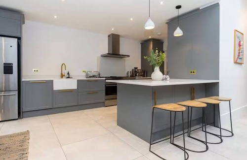 St. Margarets and North Twickenham House | Stunning 5BR Home, SW London, 5 min Twickenham St.