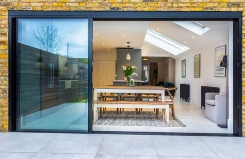 St. Margarets and North Twickenham House | Stunning 5BR Home, SW London, 5 min Twickenham St.