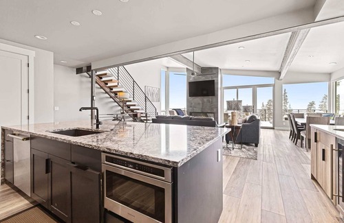 Woodmoor House | Stunning 5BR Townhome & Incredible Mountain Views!